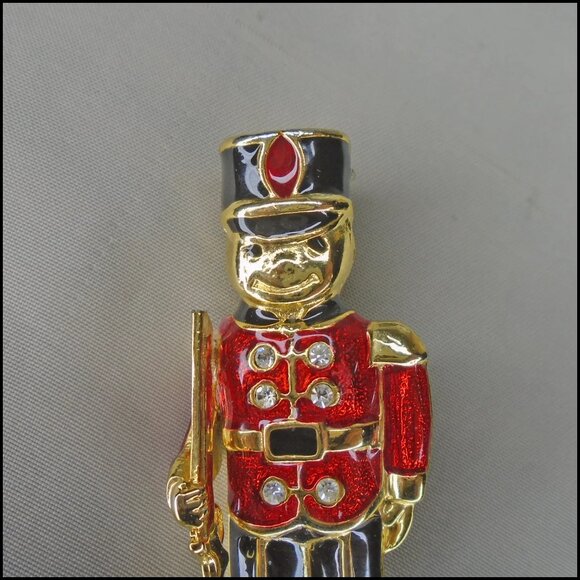 Toy Soldier Holiday Brooch Christmas Figural Pin with Rhinestones - 80s Vintage - Picture 6 of 11